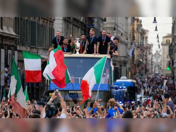 Pasukan Itali yang muncul juara Euro diraikan dalam sambutan di Rom baru-baru ini.