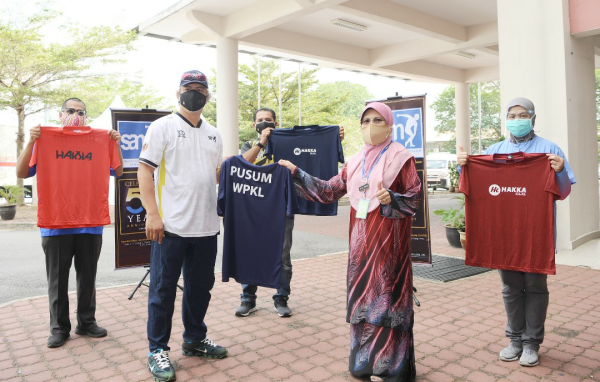 Norismadi menyerahkan sumbangan tersebut kepada Dr Rusilawati di Kompleks Sukan ISN, Jalan Raja Muda Kampung Baru Kuala Lumpur pada Khamis.