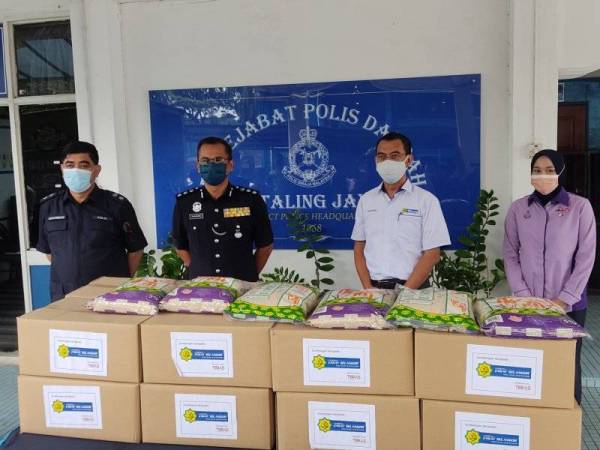 Saipolyazan (dua dari kanan) bersama Mohamad Fakhrudin (dua dari kiri) bergambar bersama bakul makanan sumbangan LZS di IPD Petaling Jaya pada Khamis.