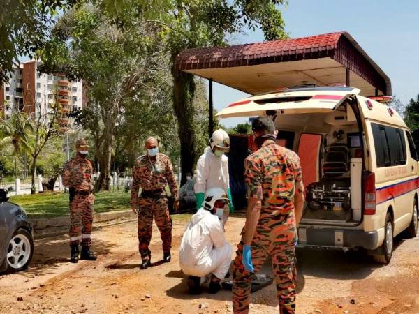 Pasukan HAZMAT dan bomba membuat pemeriksaan pada ambulans.