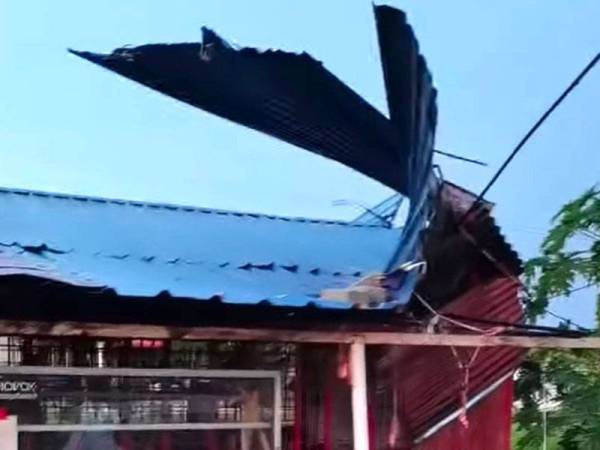 Selain rumah penduduk, atap zink kedai-kedai di tepi jalan turut rosak akibat dipukul ribut dan puting beliung pada petang Rabu.