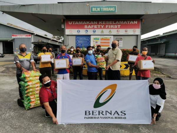 Penerima Kotak Sumbangan Ikhlas untuk Malaysia bersama warga kerja Bernas di Kuching Sarawak