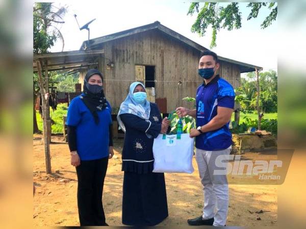 Mek Zah (tengah) terima sumbangan bakul makanan daripada Akademi Memandu Nasrom (AMN) Sdn Bhd yang disampaikan oleh Pengurus AMN, Nur Safrizal Ab Halim (kiri).