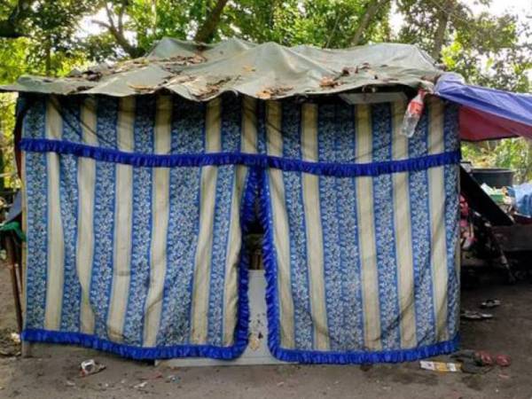 Khemah yang didiami Roszita bersama anak, cucuk dan anak saudaranya. - Foto Awani