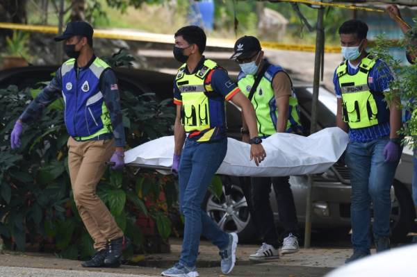 Anggota Polis mengusung mayat mangsa yang ditembak suspek di bahagian dada di Taman Raya Wakaf Tapai, Marang pada Jumaat. -Foto: Bernama