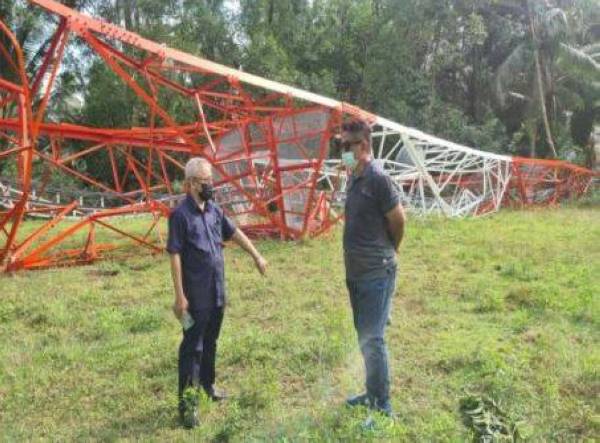 Keadaan struktur menara komunikasi di Kg. Gelong Badak, Bachok, yang tumbang ekoran cuaca buruk.