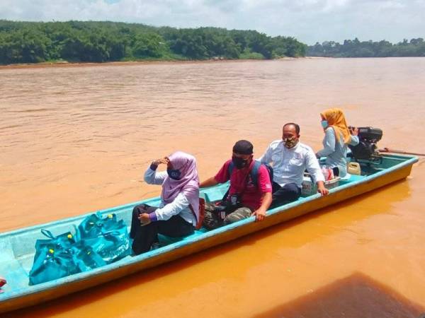 Meredah Sungai Galas selama sejam dan mendaki tebing tinggi tidak mematahkan semangat ahli Penggerak Komuniti Negara (PKN) Kuala Krai untuk turun padang mengagihkan bantuan makanan kepada golongan yang kurang berkemampuan di kawasan persisir sungai itu.