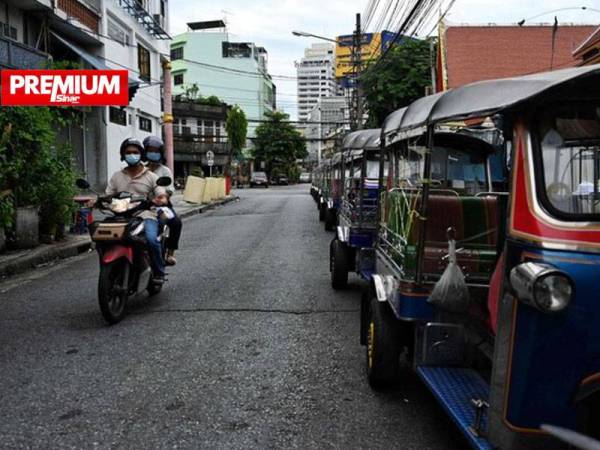 Ribuan tuk-tuk tersadai tanpa penumpang di kota Bangkok. - Gambar AFP