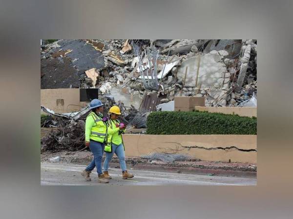 Sekurang-kurangnya 97 mangsa terkorban selepas kondominium Champlain Towers South di Florida runtuh 24 Jun lalu. - Foto Reuters/Marco Bello
