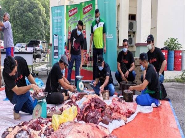 Mohd Jazri (berdiri, tengah) melihat petugas Program Korban Asnaf Ikhlas.Com, Mahsuri dan Frontliner IPD Besut melapah daging korban untuk diagihkan kepada asnaf terpilih.