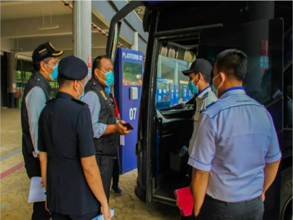 Pemeriksaan turut dilakukan terhadap pemandu bas bagi memastikan mereka mematuhi SOP ditetapkan. - Foto Facebook JPJ Pahang 