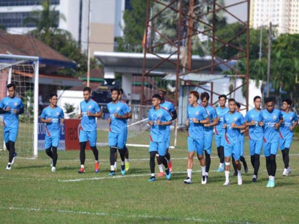 Pemain Kelantan United giat menjalani latihan sebagai persediaan sebelum menentang PDRM di Cheras. - Foto Kelantan United Football Club