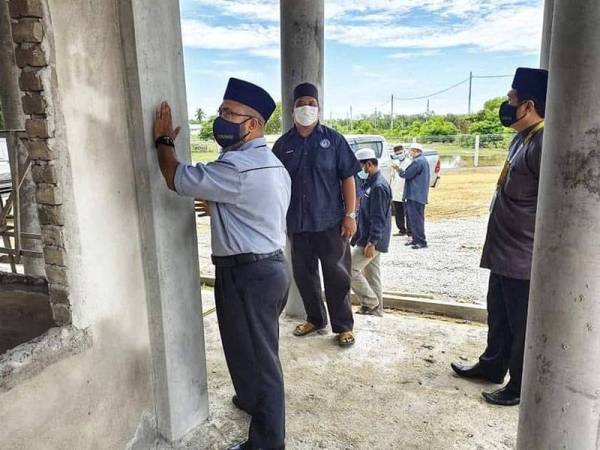 Asmadi (kiri) melawat surau Pondok Ribat Sullamuttaufiq, Pekan.