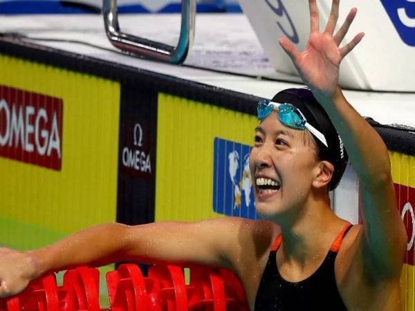 Perenang Jepun Yui Ohashi merangkul emas acara 400m rampaian individu wanita. - Foto Olimpik Tokyo