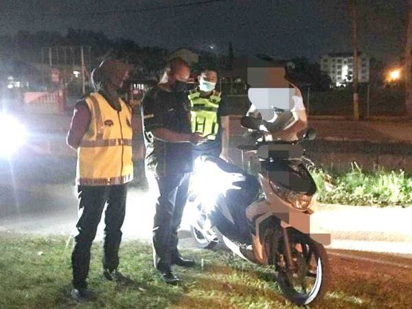 Anggota polis melakukan pemeriksaan ke atas motosikal yang ditahan pada Ops Ops Bersepadu Samseng Jalanan di Jalan Pekan-Kuantan di sini bermula pada tengah malam Sabtu hingga awal pagi Ahad.- Foto FB Polis Daerah Pekan