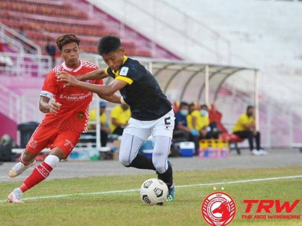 Antara aksi menarik pertemuan Kelantan FC menentang skuad Projek FAM-MSN di Kota Bharu. FOTO: KELANTAN FC