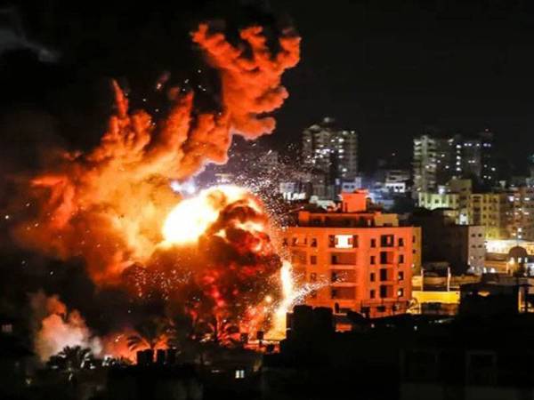 Serangan jet Israel ke atas beberapa bangunan di Gaza. - Foto AFP