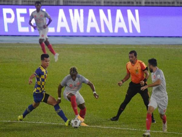 Pemain Melaka United FC Gary Steven Robbat (tengah) dihalang pemain Sri Pahang FC Mohd Muslim Ahmad pada perlawanan Liga Super 2021 di Stadium Darul Makmur malam tadi.- Foto Bernama