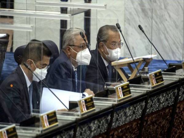 Perdana Menteri Tan Sri Muhyiddin Yassin (kanan) pada Mesyuarat Khas Penggal Ketiga, Majlis Parlimen Keempat Belas di Parlimen hari ini. Turut sama Timbalan Perdana Menteri Datuk Seri Ismail Sabri Yaakob (tengah) dan Menteri Kanan merangkap Menteri Perdagangan Antarabangsa dan Industri Datuk Seri Mohamed Azmin Ali. Foto Bernama