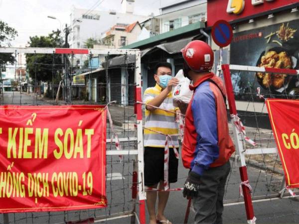 Segala pergerakan dilarang bermula jam 6 petang hingga jam 6 pagi.- Foto Reuters