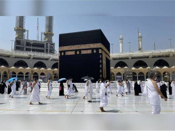 Jemmah umrah antarabangsa dibenarkan melakukan semula ibadat itu selepas kejayaan Arab Saudi mengendalikan ibadat haji baru-baru ini. - Foto AFP