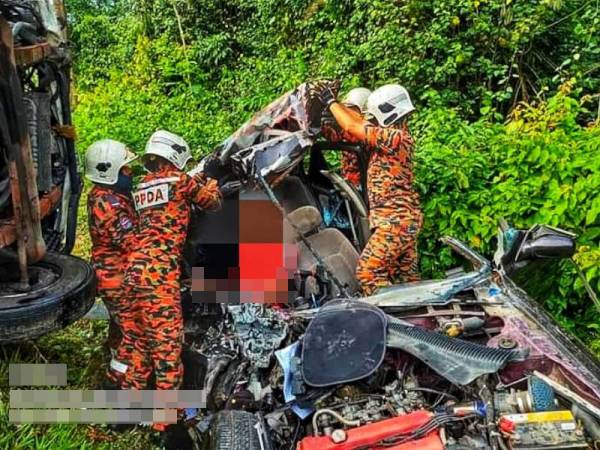 Anggota bomba keluarkan mangsa yang tersepit dalam kereta jenis Nissan Sentra. - Foto FB Friends of Bomba Bukit Angin Temerloh