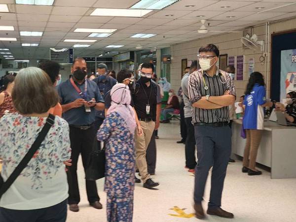 Kumpulan doktor kontrak berpakaian hitam dilihat berjalan keluar dari lobi menuju ke unit kecemasan