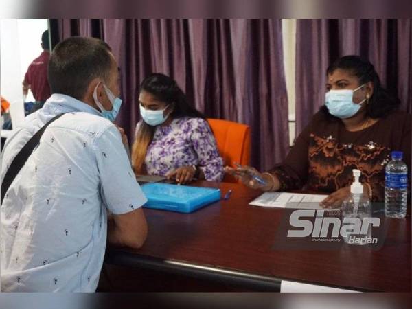 Gelandangan menjalani sesi temuduga dengan pihak majikan bagi mendapatkan pekerjaan di Anjung Singgah, Johor Bahru, pada Isnin.