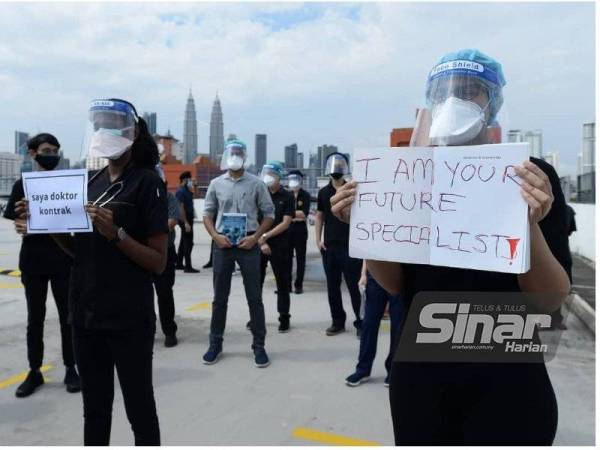 Protes hartal doktor kontrak yang diadakan di Hospital Kuala Lumpur.- Foto Sinar Harian