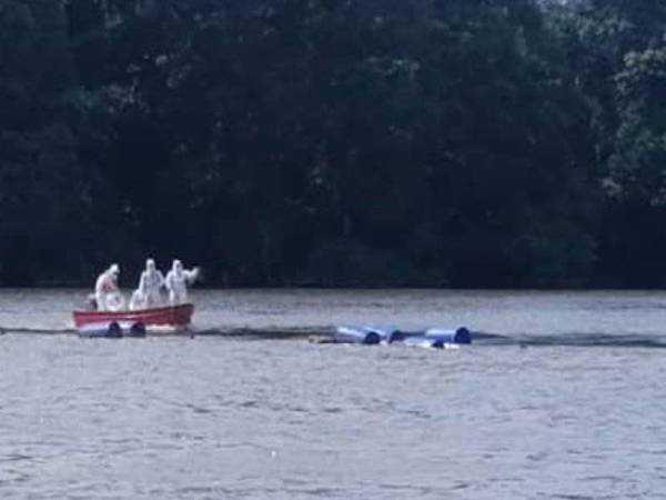 Anggota Unit Pasukan Penyelamat Di Air (PPDA) membawa mayat yang ditemukan terapung di Sungai Terenganu dekat Kg Banggol Cempedak ke kawasan daratan. Foto: Ihsan JBPM