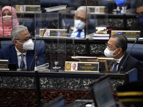 Muhyiddin (kanan) bersama Timbalan Perdana Menteri, Datuk Seri Ismail Sabri Yaakob merangkap Menteri Pertahanan ketika menghadiri Mesyuarat Khas Penggal Ketiga, Majlis Parlimen ke-14 di Parlimen hari ini. - Foto Bernama
