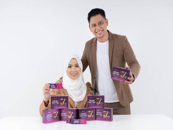 Bolyan (kanan) bersama isterinya yang merupakan Pengasas Seven Berries, Siti Hajar Ngatuan.