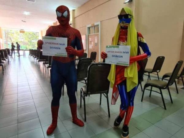 Pasangan suami isteri memakai kostum karekter adiwira Spiderman dan Captain Marvel merakamkan gambar mereka ketika di PPV IPT UMS, Kota Kinabalu.