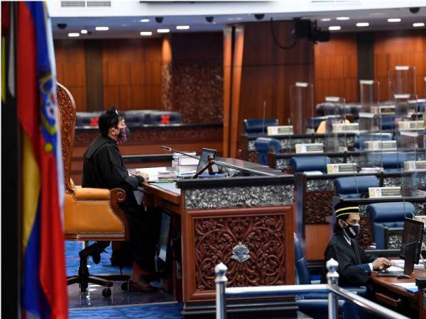 Azalina pada Mesyuarat Khas Penggal Ketiga Parlimen Ke-14 di Parlimen, pada Selasa. - Foto Bernama 