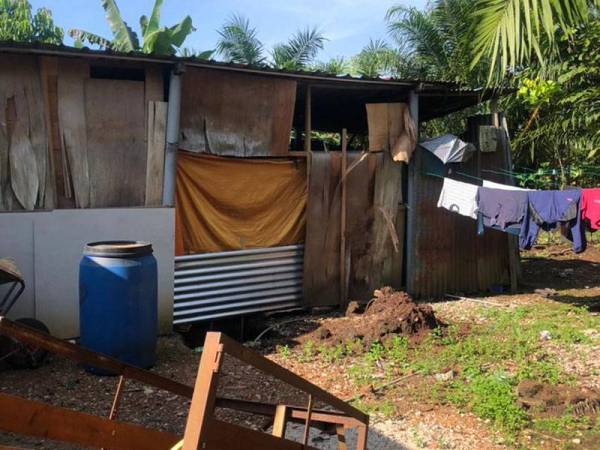 Enam beranak terpaksa tinggal di dalam rumah dengan bahagian dapurnya berlantaikan tanah pasir, tiada berdinding dan ditutup dengan kain sahaja.