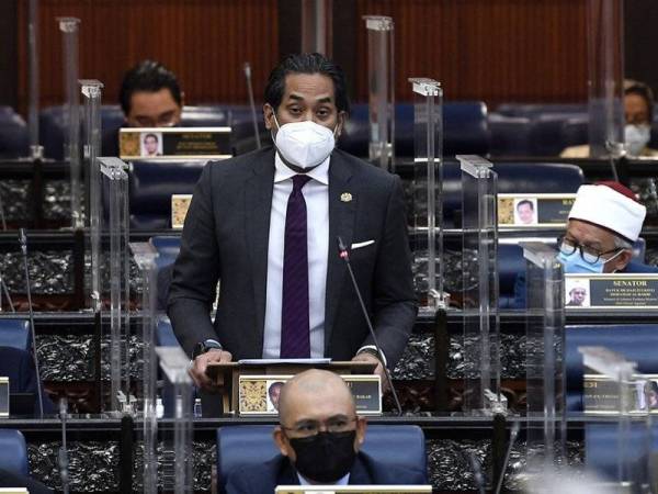 Menteri Sains, Teknologi dan Inovasi Khairy Jamaluddin merangkap Menteri Penyelaras Program Imunisasi COVID-19 Kebangsaan (PICK) membentangkan PICK kepada Ahli-ahli Parlimen pada hari ketiga Mesyuarat Khas Penggal Ketiga Parlimen Ke-14 di Parlimen hari ini. - Foto Bernama