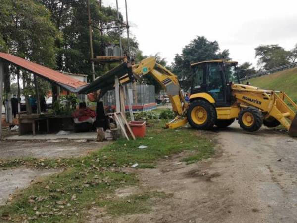 Lima struktur bangunan dibina secara tidak sah dirobohkan MBSJ pada Selasa.