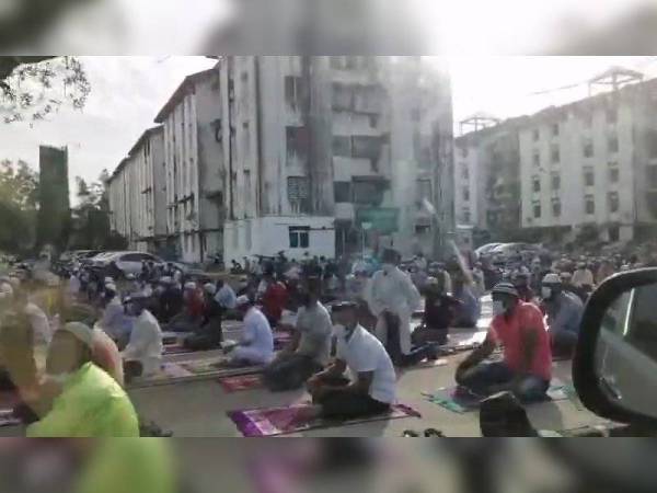 Video tular menunjukkan lebih 100 warga asing sedang menunaikan solat Aidiladha di Taman Pelangi pada Hari Raya Aidiladha, Selasa minggu lalu.