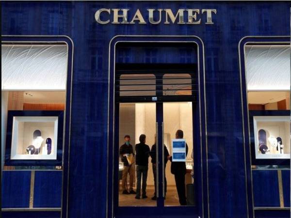 Chaumet, satu daripada kedai menjual barangan kemas ternama di pusat bandar Paris, dirompak seorang lelaki bersenjata tidak dikenali.