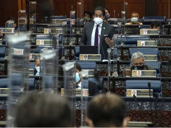 Khairy Jamaluddin membentangkan penerangan berkaitan program vaksinasi negara pada hari ketiga Mesyuarat Khas Penggal Ketiga Parlimen Ke-14 di Parlimen pada Rabu.