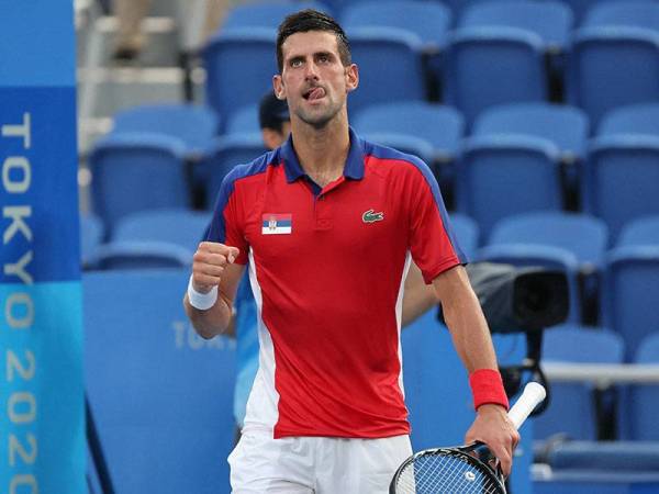 Djokovic meraikan kejayaan menewaskan Alejandro Davidovich Fokina dari Sepanyol, 6-3, 6-1 pada pusingan ketiga acara tenis perseorangan lelaki di Ariake Tennis Park, Tokyo. - Foto AFP