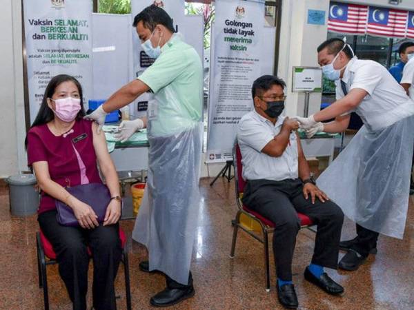 Semua warga pendidikan akan diberi vaksinasi sebelum sekolah bermula pada 1 September. - Foto Bernama