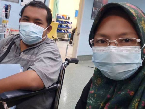 Noor Azlina bersama suaminya, Muhammad Basir untuk menerima pemeriksaan kesihatan di Hospital Selayang pada Selasa.