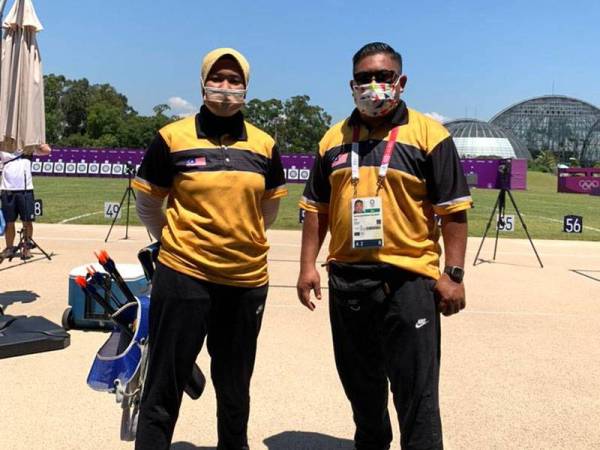 Marbawi bersama anak didiknya Syaqiera di Lapangan Memanah Yumenoshima Park, baru-baru ini.