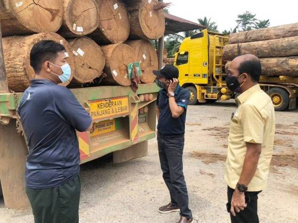 Grippin (kanan) memeriksa lori balak pada operasi semakan pematuhan muatan balak. Foto: Iihsan JPNP