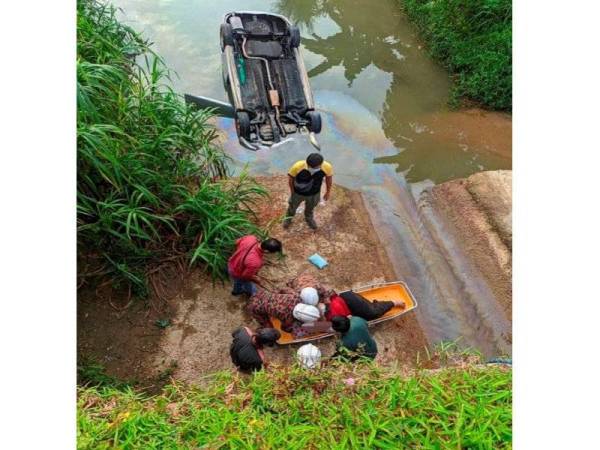 Anggota Bomba dan Penyelamat mengeluarkan mangsa Nurul Ain Shamyra Shariff, 22, yang terpangkap dalam kereta Proton Persona dipandunya selepas hilang kawalan dipercayai terlelap lalu terbabas ke dalam Sungai di Kilometer 61, Jalan Sungai Rengit-Kota Tinggi hari ini.
Akibat kejadian itu mangsa mengalami sakit di bahagian belakang tengkuk dan kenderaan mengalami kerosakan remuk depan dan bumbung. -Foto Bernama