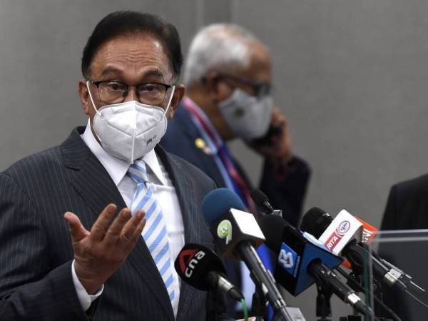 Anwar ketika sidang media sebelum Mesyuarat Khas Dewan Rakyat bermula selepas ditangguhkan buat kali kedua di Parlimen hari ini. - Foto Bernama