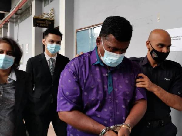 Ravichandran dibawa ke lokap mahkamah selepas didakwa atas pertuduhan melakukan jenayah seksual terhadap kanak-kanak perempuan berusia 10 tahun di Mahkamah Sesyen Ipoh pada Jumaat.