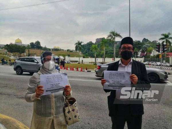 Mustapa (kanan) dan timbalannya, Dr Maimunah menyerahkan memorandum di Istana Negara pada Jumaat.