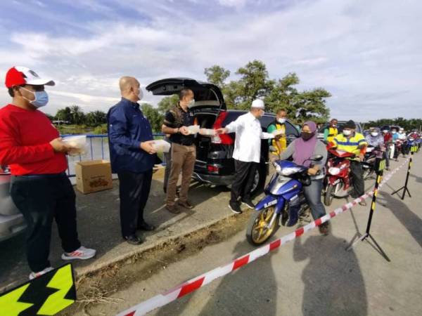 Pek durian percuma sempena program CSR FAMA yang diagihkan kepada orang ramai secara pandu lalu di Titi Bina Padang Lalang dekat sini pada Jumaat.